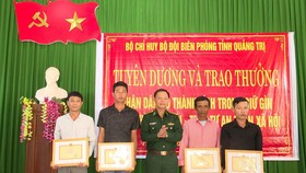 Khen thưởng nhiều ngư dân phát hiện vật nghi là ma túy trôi dạt trên biển