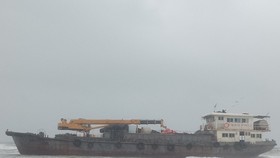 Tàu sắt không người trôi dạt vào bờ biển Quảng Trị