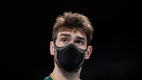 Nam VĐV Lucas đeo khẩu trang khi thi đấu tại Olympic Tokyo 2020. Ảnh: AP
