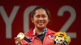 Đô cử Hidilyn Diaz đã trở thành VĐV đầu tiên mang HCV Olympic về cho Philippines. Ảnh: CNN