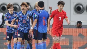 Các cầu thủ Nhật Bản ăn mừng bàn thắng mở điểm vào lưới Trung Quốc
