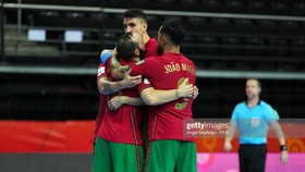 Các cầu thủ Bồ Đào Nha ăn mừng chiến thắng ở ngày ra quân Futsal World Cup 2021. Ảnh: GETTY