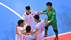 Các cầu thủ futsal Việt Nam ăn mừng bàn thắng của Văn Hiếu. Ảnh: GETTY