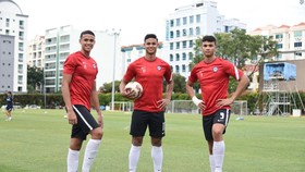 Ba anh em ruột Irfan, Ikhsan và Ilhan Ahmad trong màu áo Singapore