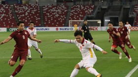 Quang Hải thi đấu đầy nỗ lực ở trận bán kết lượt về AFF Cup 2020. Ảnh: NHẬT ĐOÀN