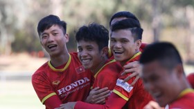 Các tuyển thủ Việt Nam đầy thoải mái trước trận đấu với Australia. Ảnh: NHẬT ĐOÀN