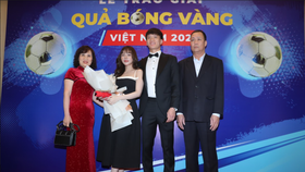 Hoàng Đức đưa cả bố, mẹ và bạn gái tham dự gala trao thưởng Quả bóng Vàng Việt Nam 2021. Ảnh: DŨNG PHƯƠNG