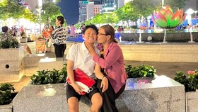 Mẹ của Bích Thùy tặng con gái nụ hôn trước đêm gala trao thưởng Quả bóng Vàng Việt Nam 2021. Ảnh: FBNV