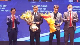 HLV Mai Đức Chung và HLV Phạm Minh Giang nhận kỷ niệm chương của Ban tổ chức Quả bóng Vàng Việt Nam. Ảnh: DŨNG PHƯƠNG