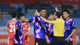 Các cầu thủ Sài Gòn FC phân trần sau khi trọng tài rút thẻ đỏ truất quyền thi đấu Tấn Tài ở trận thua 0-2 trước Viettel FC. Ảnh: MINH HOÀNG