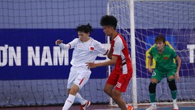 Đội tuyển nữ futsal Việt Nam thi đấu giao hữu với CLB nam năng khiếu quận 6. Ảnh: HỮU THÀNH