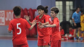 Đội tuyển nữ futsal Việt Nam giành chiến thắng ở trận giao hữu diễn ra vào chiều 7-4 trước trường THPT Lê Thị Hồng Gấm. ẢNH: HỮU THÀNH