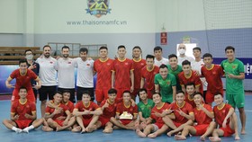 Tuyển futsal Việt Nam mừng sinh nhật Phạm Đức Hòa. ẢNH: ANH TRẦN