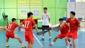 Đội tuyển nam futsal Việt Nam tập luyện bài bổ trợ về sức bền. ẢNH: HỮU THÀNH