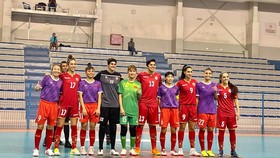 Đội tuyển nữ futsal Việt Nam và Bahrain chụp hình kỷ niệm. ẢNH: KHIẾT HUỲNH
