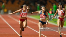 Kristina Marie Knott (bên trái) bị Tú Chinh (giữa) đánh bại ở cự ly 100m SEA Games 30. ẢNH: GETTY