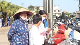 Phe vé hoạt động nhộn nhịp trước "mặt tiền" sân Việt Trì. ẢNH: DŨNG PHƯƠNG