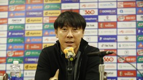 HLV Shin Tae-yong không hài lòng về công tác trọng tài ở trạn ra quân SEA Games 31. ẢNH: DŨNG PHƯƠNG