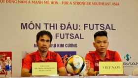 HLV Phạm Minh Giang và đội trưởng Trần Văn Vũ tham dự buổi họp báo trước thềm SEA Games 31. ẢNH: SƠN THẾ