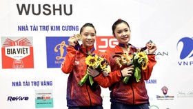 Dương Thúy Vi cùng "đàn em" Đặng Tiểu Bình giành HC vàng và đồng nội dung thương thuật. ẢNH: DŨNG PHƯƠNG