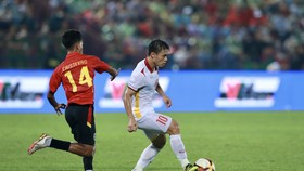 Lý Công Hoàng Anh hoàn thành vai trò đội trưởng cho "đàn anh" Đỗ Hùng Dũng. ẢNH: DŨNG PHƯƠNG