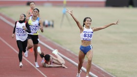 Khuất Phương Anh giành tấm HC vàng nội dung 800m SEA Games 31, và phía sau Đinh Thị Bích bị ngã sau khi bị đối thủ người Malaysia chơi xấu. ẢNH: DŨNG PHƯƠNG
