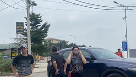 Nhóm CĐV đến từ Thanh Hóa gặp khó khăn khi kiếm tìm khách sạn ở gần sân Phú Thọ. ẢNH: HỮU THÀNH