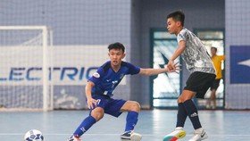 Quận 8 (áo xanh) với tập hợp các cầu thủ Thái Sơn Nam toàn thắng ở vòng bảng. ẢNH: ANH TRẦN