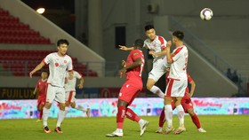 Hoàng Hùng (bật cao) vô tình phản lưới nhà, gián tiếp khiến Viettel FC thua trận mới nhất. ẢNH: MINH HOÀNG