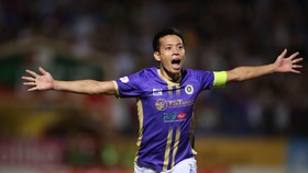 Niềm vui của Văn Quyết với bàn thắng mở điểm cho Hà Nội FC. ẢNH: MINH HOÀNG
