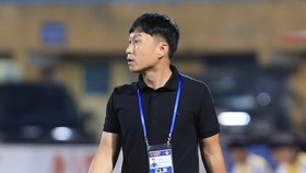 HLV Chun Jae-ho thể hiện sự thất vọng sau thất bại của Hà Nội FC. ẢNH: MINH HOÀNG