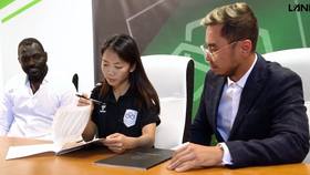 Lễ ký hợp đồng của Huỳnh Như với ban lãnh đạo Lank FC