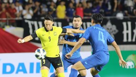 Malaysia (áo vàng) loại Thái Lan ở bán kết King's Cup 2022. ẢNH: FAM