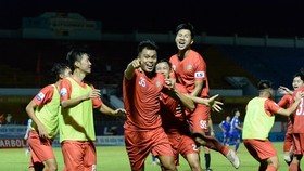 Niềm vui của các cầu thủ Bình Phước khi thắng trận "chung kết ngược". ẢNH: ANH TRẦN
