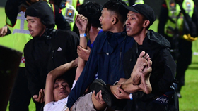 Ít nhất 129 người thiệt mạng trong vụ bạo loạn trên sân bóng ở Đông Java, Indonesia
