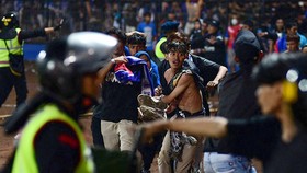 Thảm kịch bóng đá Indonesia vào hôm 1-10 đã cướp đi sinh mạng của 131 người. ẢNH: AFP