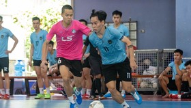 Các cầu thủ Sahako FC tích cực chuẩn bị cho lượt về Giải futsal VĐQG 2022. ẢNH: QUỐC KHANH
