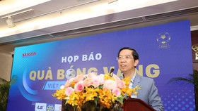 Nhà báo Nguyễn Nhật - Trưởng Ban tổ chức Giải thưởng QBV Việt Nam phát biểu ở buổi họp báo ra mắt "mùa vàng" 2022. ẢNH: DŨNG PHƯƠNG