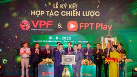 Lễ ký kết hợp tác chiến lược giữa VPF và FPT Play kéo dài trong 5 năm. ẢNH: ANH TRẦN