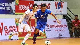 Khổng Đình Hùng (áo xanh) cùng các đồng đội ở Sahako vượt qua Thái Sơn Nam để lên ngôi vương Giải futsal VĐQG 2022. ẢNH: ANH TRẦN