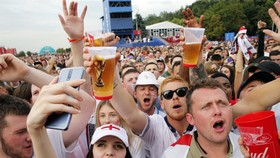 Cổ động viên đến Qatar xem World Cup 2022 có những quy định về việc uống bia rượu ở nơi công cộng