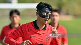 Son Heung-min đeo mặt nạ ở buổi tập đầu tiên cùng Hàn Quốc tại Qatar. ẢNH: GETTY