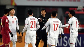 Các tuyển thủ U23 Việt Nam phàn nàn về trọng tài Muhammad Taqi ở trận bán kết Giải U23 châu Á 2018