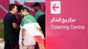 CĐV Mexico đứng ở một trung bán vé xem World Cup tại thủ đô Doha. ẢNH: AP