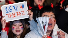 Niềm vui sướng của CĐV Hàn Quốc khi đội nhà giành vé vào vòng 1/8 World Cup 2022