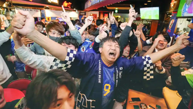 CĐV Nhật Bản hy sinh một đêm không ngủ để cổ vũ cho đội tuyển ở vòng 1/8 World Cup 2022