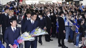 Các tuyển thủ Nhật Bản trở về nước trong vòng tay chào đón của người hâm mộ