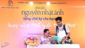 Nhà văn Nguyễn Nhật Ánh tặng chữ ký bạn đọc - “Bay vào thế giới tuổi thơ”