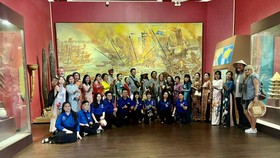 Đoàn du khách quốc tế tham quan, chụp hình  tại Bảo tàng Lịch sử TPHCM ngày 8-4