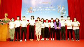 Những sinh viên nhận học bổng Nguyễn Văn Hưởng lần thứ 24 năm 2022. Ảnh: DŨNG PHƯƠNG